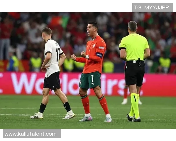 欧冠赛场惊现奇葩时刻球迷闯入抢夺C罗珍贵球衣